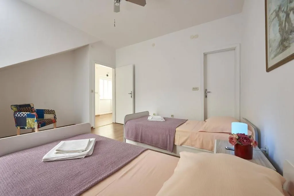 Apartment In Slatine With Sea View, Terrace, Air Conditioning, Wi-Fi Trogir